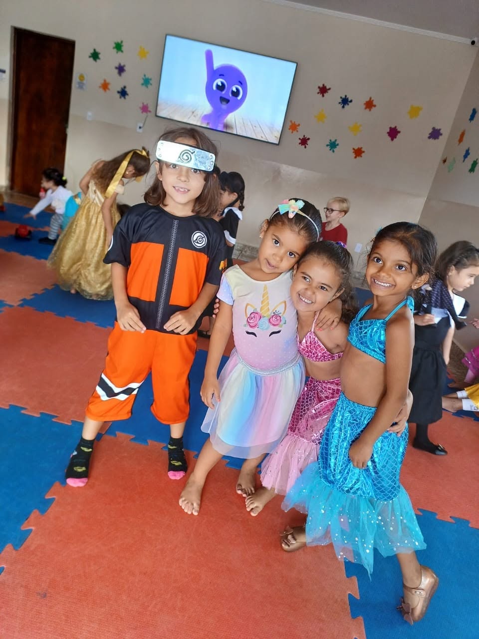 Crianças fantasiadas em festa na escola